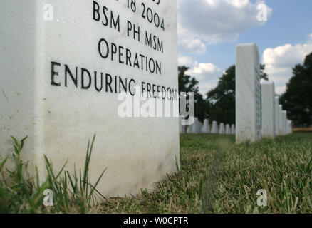 Le lapidi dei caduti soldati americani dall'attuale Iraq e guerra in Afghanistan sono incisi con il Pentagono ha creato i nomi operativi, presso il Cimitero Nazionale di Arlington in Arlington, VA sul 24 agosto 2005. Questo è un cambiamento dal passato guerre, dove il fallens' pietra tombale erano iscritte solo con la guerra il nome. (UPI foto/Kevin Dietsch) Foto Stock