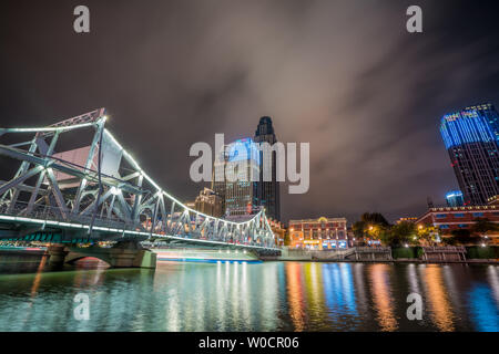 Il vivace vista notturna della città Foto Stock