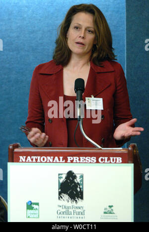 L'attrice Sigourney Weaver analizza il Dian Fossey campagna Legacy, commemora il ventesimo anniverary del gorilla di ricerche della morte, il 19 ottobre 2005, presso il National Press Club a Washington. Tessitore che ha giocato Fossey nel film "Il Gorilla nella nebbia,' discusso di come il gorilla di fondo continua ad insegnare alla gente circa il gorilla e aiuto per la loro protezione. (UPI foto/Roger L. Wollenberg) Foto Stock