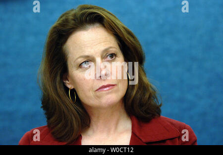 L'attrice Sigourney Weaver analizza il Dian Fossey campagna Legacy, commemora il ventesimo anniverary del gorilla di ricerche della morte, il 19 ottobre 2005, presso il National Press Club a Washington. Tessitore che ha giocato Fossey nel film "Il Gorilla nella nebbia,' discusso di come il gorilla di fondo continua ad insegnare alla gente circa il gorilla e aiuto per la loro protezione. (UPI foto/Roger L. Wollenberg) Foto Stock