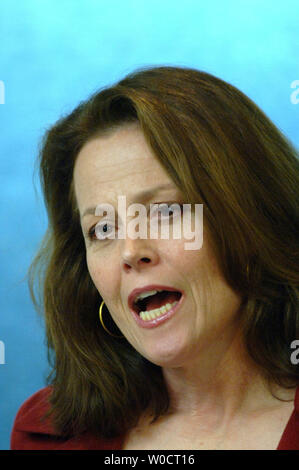 L'attrice Sigourney Weaver analizza il Dian Fossey campagna Legacy, commemora il ventesimo anniverary del gorilla di ricerche della morte, il 19 ottobre 2005, presso il National Press Club a Washington. Tessitore che ha giocato Fossey nel film "Il Gorilla nella nebbia,' discusso di come il gorilla di fondo continua ad insegnare alla gente circa il gorilla e aiuto per la loro protezione. (UPI foto/Roger L. Wollenberg) Foto Stock