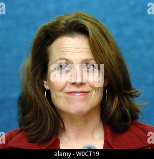 L'attrice Sigourney Weaver analizza il Dian Fossey campagna Legacy, commemora il ventesimo anniverary del gorilla di ricerche della morte, il 19 ottobre 2005, presso il National Press Club a Washington. Tessitore che ha giocato Fossey nel film "Il Gorilla nella nebbia,' discusso di come il gorilla di fondo continua ad insegnare alla gente circa il gorilla e aiuto per la loro protezione. (UPI foto/Roger L. Wollenberg) Foto Stock