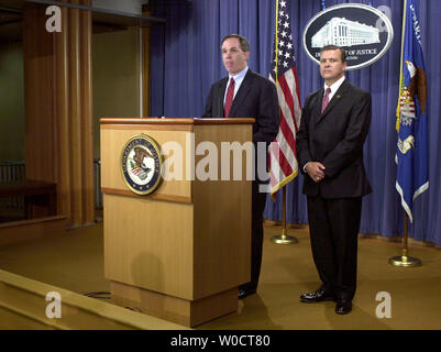 Il dipartimento della giustizia Consulente Speciale Patrick J. Fitzgerald parla nel corso di una conferenza stampa su Senior White House gazzetta I. Lewis 'scooter' Libby's accusa accanto al FBI investigatore speciale John C. Eckenrode, presso il Dipartimento di Giustizia a Washington il 28 ottobre 2005. Libby è stato incriminato oggi su ostruzione alla giustizia, falsa dichiarazione e spergiuro oneri per presunto giacente su come e quando ha divulgato ai giornalisti informazioni classificate. (UPI foto/Kevin Dietsch) Foto Stock