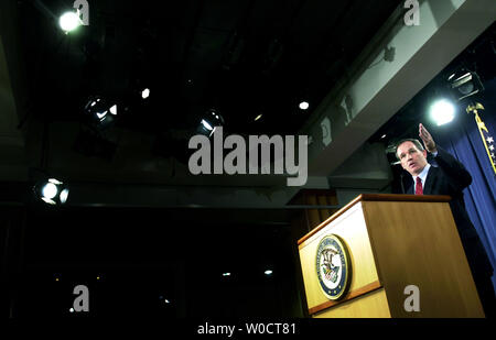 Il dipartimento della giustizia Consulente Speciale Patrick J. Fitzgerald parla nel corso di una conferenza stampa su Senior White House gazzetta I. Lewis 'scooter' Libby's accusa, presso il Dipartimento di Giustizia a Washington il 28 ottobre 2005. Libby è stato incriminato oggi su ostruzione alla giustizia, falsa dichiarazione e spergiuro oneri per presunto giacente su come e quando ha divulgato ai giornalisti informazioni classificate. (UPI foto/Kevin Dietsch) Foto Stock