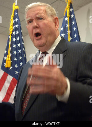 Sost. John Murtha, D-Pa., un ex-marine, annuncia il suo piano di introdurre una legislazione per iniziare il ritiro immediato delle truppe degli Stati Uniti dall'Iraq sulla Capitol Hill a Washington il 17 novembre 2005. Murtha detta politica degli Stati Uniti in Iraq è stato mancato, che truppe americane era diventato il nemico e l'unica opzione è quella di rimuovere la presenza degli Stati Uniti dal paese. (UPI foto/Roger L. Wollenberg) Foto Stock