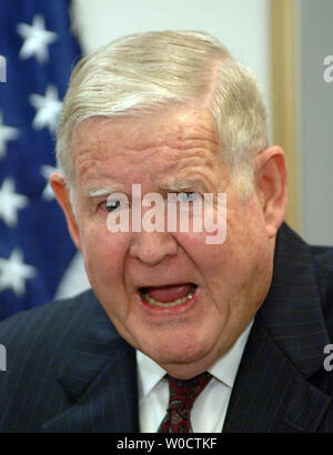 Sost. John Murtha, D-Pa., un ex-marine, annuncia il suo piano di introdurre una legislazione per iniziare il ritiro immediato delle truppe degli Stati Uniti dall'Iraq sulla Capitol Hill a Washington il 17 novembre 2005. Murtha detta politica degli Stati Uniti in Iraq è stato mancato, che truppe americane era diventato il nemico e l'unica opzione è quella di rimuovere la presenza degli Stati Uniti dal paese. (UPI foto/Roger L. Wollenberg) Foto Stock