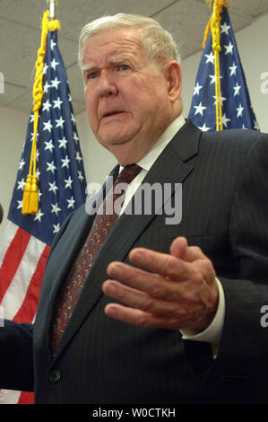 Sost. John Murtha, D-Pa., un ex-marine, annuncia il suo piano di introdurre una legislazione per iniziare il ritiro immediato delle truppe degli Stati Uniti dall'Iraq sulla Capitol Hill a Washington il 17 novembre 2005. Murtha detta politica degli Stati Uniti in Iraq è stato mancato, che truppe americane era diventato il nemico e l'unica opzione è quella di rimuovere la presenza degli Stati Uniti dal paese. (UPI foto/Roger L. Wollenberg) Foto Stock