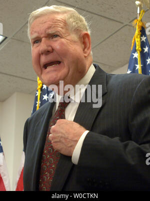 Sost. John Murtha, D-Pa., un ex-marine, annuncia il suo piano di introdurre una legislazione per iniziare il ritiro immediato delle truppe degli Stati Uniti dall'Iraq sulla Capitol Hill a Washington il 17 novembre 2005. Murtha detta politica degli Stati Uniti in Iraq è stato mancato, che truppe americane era diventato il nemico e l'unica opzione è quella di rimuovere la presenza degli Stati Uniti dal paese. (UPI foto/Roger L. Wollenberg) Foto Stock