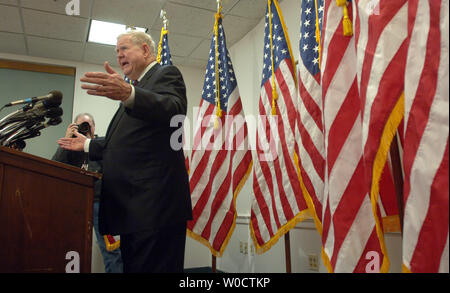 Sost. John Murtha, D-Pa., un ex-marine, annuncia il suo piano di introdurre una legislazione per iniziare il ritiro immediato delle truppe degli Stati Uniti dall'Iraq sulla Capitol Hill a Washington il 17 novembre 2005. Murtha detta politica degli Stati Uniti in Iraq è stato mancato, che truppe americane era diventato il nemico e l'unica opzione è quella di rimuovere la presenza degli Stati Uniti dal paese. (UPI foto/Roger L. Wollenberg) Foto Stock