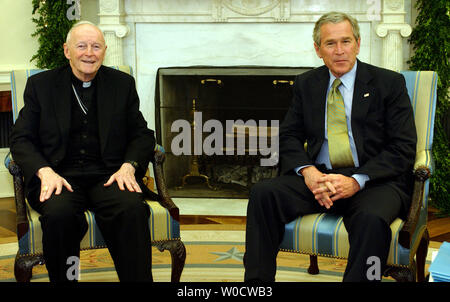 L Arcivescovo di Washington, DC il Cardinale Theodore McCarrick soddisfa con U.S. Il Presidente George W Bush nell'Ufficio Ovale della Casa Bianca il 1 dicembre 2005, a Washington. (UPI foto/Roger L. Wollenberg) Foto Stock