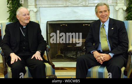 L Arcivescovo di Washington, DC il Cardinale Theodore McCarrick soddisfa con U.S. Il Presidente George W Bush nell'Ufficio Ovale della Casa Bianca il 1 dicembre 2005, a Washington. (UPI foto/Roger L. Wollenberg) Foto Stock