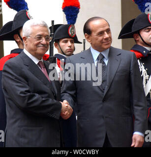 Il Premier italiano Silvio Berlusconi scuote le mani con il presidente palestinese Mahmoud Abbas su Abbas' arrivo a Roma a Palazzo Chigi il 2 dicembre 2005. Abbas è a Roma per incontrarsi con i funzionari italiani e Papa Benedetto XVI. (UPI foto/PPO) Foto Stock