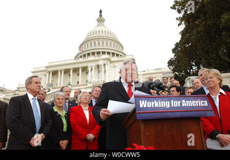 House Speaker Dennis Hastert, R-Ill. e altri House GOP membri tenere una conferenza stampa reclamizza le conquiste Repubblicano del 2005 su Capitol Hill a Washington il 17 dicembre 2005. La casa rifinita business di oggi e si erge nella rientranza per le vacanze. (UPI foto/Roger L. Wollenberg) Foto Stock