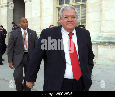 House Speaker Dennis Hastert, R-Ill., arriva a tenere una conferenza stampa reclamizza le conquiste Repubblicano del 2005 su Capitol Hill a Washington il 17 dicembre 2005. La casa rifinita business di oggi e si erge nella rientranza per le vacanze. (UPI foto/Roger L. Wollenberg) Foto Stock