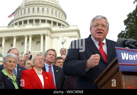 House Speaker Dennis Hastert, R-Ill. e altri House GOP membri tenere una conferenza stampa reclamizza le conquiste Repubblicano del 2005 su Capitol Hill a Washington il 17 dicembre 2005. La casa rifinita business di oggi e si erge nella rientranza per le vacanze. (UPI foto/Roger L. Wollenberg) Foto Stock