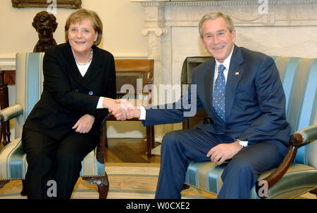 Il presidente statunitense George W. Bush si incontra con il Cancelliere tedesco Angela Merkel, nell'Ufficio Ovale della Casa Bianca a Washington il 4 gennaio 2006. (UPI foto/Kevin Dietsch) Foto Stock