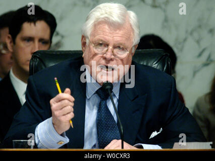 Il Sen. Edward Kennedy (D-MA) domande Suprema Corte di giustizia Nominee Samuel Alito durante il suo Comitato Giudiziario audizione di conferma a Washington, il 10 gennaio 2005. Se confermato Alito potrebbe sostituire ritirarvi giustizia Sandra GIORNO O'Connor. (UPI foto/Kevin Dietsch) Foto Stock
