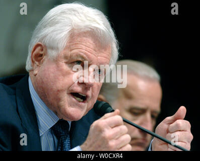 Il Sen. Edward Kennedy (D-MA) domande Suprema Corte di giustizia Nominee Samuel Alito durante il suo Comitato Giudiziario audizione di conferma a Washington, il 10 gennaio 2005. Se confermato Alito potrebbe sostituire ritirarvi giustizia Sandra GIORNO O'Connor. (UPI foto/Kevin Dietsch) Foto Stock