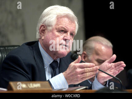 Il Sen. Edward Kennedy (D-MA) domande Suprema Corte di giustizia Nominee Samuel Alito durante il suo Comitato Giudiziario audizione di conferma a Washington, il 10 gennaio 2005. Se confermato Alito potrebbe sostituire ritirarvi giustizia Sandra GIORNO O'Connor. (UPI foto/Kevin Dietsch) Foto Stock