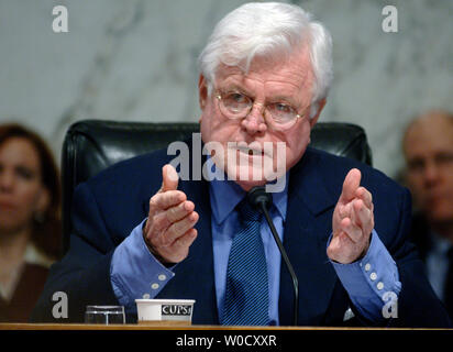 Il Sen. Edward Kennedy (D-MA) domande Suprema Corte di giustizia Nominee Samuel Alito durante il suo senato Comitato Giudiziario audizione di conferma, a Washington il 12 gennaio 2006. Se confermato Alito potrebbe sostituire ritirarvi giustizia Sandra GIORNO O'Connor. (UPI foto/Kevin Dietsch) Foto Stock