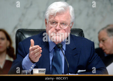 Il Sen. Edward Kennedy (D-MA) domande Suprema Corte di giustizia Nominee Samuel Alito durante il suo senato Comitato Giudiziario audizione di conferma, a Washington il 12 gennaio 2006. Se confermato Alito potrebbe sostituire ritirarvi giustizia Sandra GIORNO O'Connor. (UPI foto/Kevin Dietsch) Foto Stock