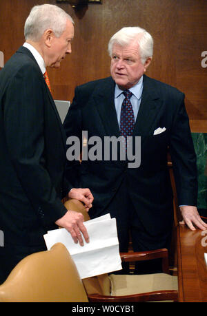 Il Sen. Orrin Hatch (R-UT) (L) parla al senatore Edward Kennedy (D-MA) prima che il Comitato Giudiziario voto sulla nomina di Samuel Alito alla giustizia della Corte suprema, a Washington il 24 gennaio 2006. (UPI foto/Kevin Dietsch) Foto Stock