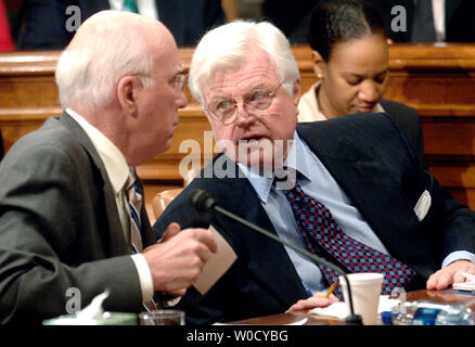 Il senatore Charles Kennedy (D-MA) (R) parla con il senatore Patrick Leahy (D-VT) alla Commissione giudiziaria del Senato prima del voto sulla nomina di Samuel Alito alla giustizia della Corte suprema, a Washington il 24 gennaio 2006. (UPI foto/Kevin Dietsch) Foto Stock