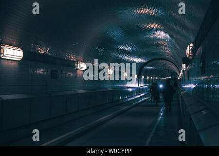 Vecchio Elbe Tunnel aperto nel 1911, è un pedone e veicolo in tunnel di Amburgo, Germania Foto Stock