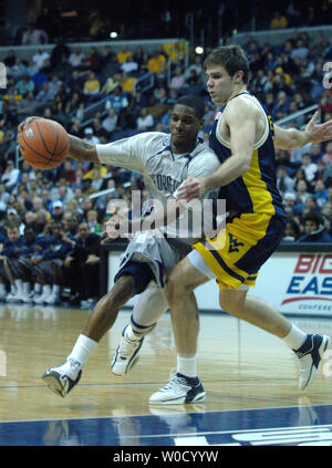 Ashanti Cook dell Università di Georgetown rigidi per il cesto contro Joe Herber del West Virginia University durante il primo semestre al MCI Center di Washington, DC, 12 febbraio 2006. West Virginia sconfitto Georgetown 69-56. (UPI foto/Kevin Dietsch) Foto Stock