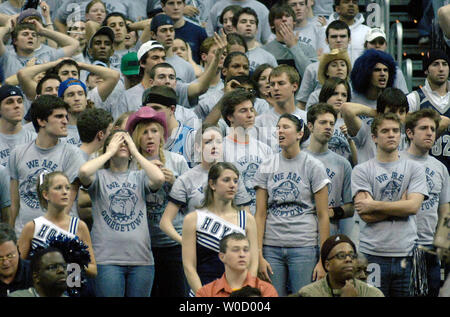 La Georgetown University ventole reagiscono a ovest VVirginia università del secondo trimestre trazione al MCI Center di Washington, DC, 12 febbraio 2006. West Virginia sconfitto Georgetown 69-56. (UPI foto/Kevin Dietsch) Foto Stock