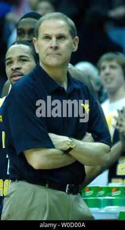 John Beilein, Head Coach della West Virginia University, allenatori contro la Georgetown University, durante la seconda metà a MCI Center di Washington, DC, 12 febbraio 2006. West Virginia sconfitto Georgetown 69-56. (UPI foto/Kevin Dietsch) Foto Stock