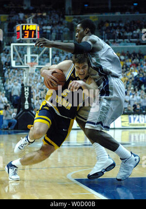 Joe Herber del West Virginia University rigidi per il cesto contro Jeff verde della Georgetown University, durante la seconda metà a MCI Center di Washington, DC, 12 febbraio 2006. West Virginia sconfitto Georgetown 69-56. (UPI foto/Kevin Dietsch) Foto Stock