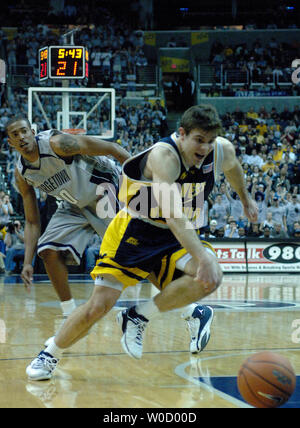 Joe Herber del West Virginia University rigidi per il cesto contro Darrel Owens dell Università di Georgetown, durante la seconda metà a MCI Center di Washington, DC, 12 febbraio 2006. West Virginia sconfitto Georgetown 69-56. (UPI foto/Kevin Dietsch) Foto Stock