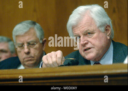 Il Sen. Edward Kennedy (D-MA) domande testimoni durante un senato della sanità, dell'istruzione, del lavoro e del comitato per le pensioni integrative audizione sullo stato americano di sicurezza in miniera, a Washington il 2 marzo 2006. Kennedy è stato seduto accanto al Presidente Sen. Michael Enzi (R-WY) (UPI foto/Kevin Dietsch) Foto Stock