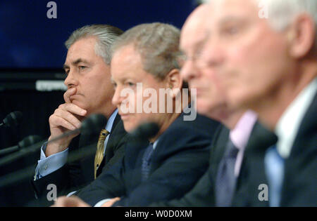 Presidente e CEO ExxonMobil Corp. Rex Tillerson (L) testimonia prima di un potere giudiziario del senato audizione del Comitato sul consolidamento nel settore del gas e del petrolio e il risultato di un aumento dei prezzi, a Washington il 14 marzo 2006. Tillerson fu affiancato dal Presidente e CEO James Mulva ConocoPhillips, Presidente e Amministratore Delegato Chevron Corp. David O'Reilly, CEO Valero Energy Corp. Bill Klesse, Presidente Shell Oil Company John Hofmeister e Presidente e CEO Ross Pillari BP America, Inc. (UPI foto/Kevin Dietsch) Foto Stock