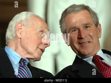 Stati Uniti Il Presidente Bush parla con sost. Tom Lantos, D-CA, (L) durante una celebrazione dei contributi ungherese alla democrazia durante un evento negli Stati Uniti Capitol a Washington il 25 marzo 2006. (UPI foto/Roger L. Wollenberg) Foto Stock