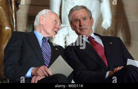 Stati Uniti Il Presidente Bush parla con sost. Tom Lantos, D-CA, (L) durante una celebrazione dei contributi ungherese alla democrazia durante un evento negli Stati Uniti Capitol a Washington il 25 marzo 2006. (UPI foto/Roger L. Wollenberg) Foto Stock