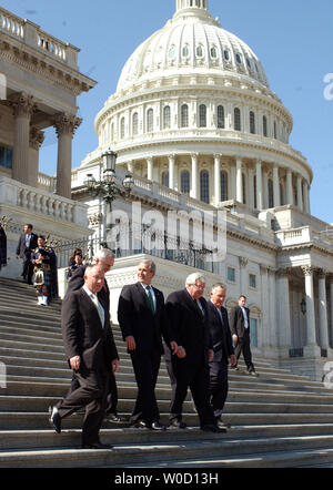 Il Ministro degli Esteri irlandese Dermot Ahern, il Primo Ministro irlandese Bertie Ahern, U.S. Il Presidente George W Bush, House Speaker Dennis Hastert, R-Ill., e il Segretario di Stato britannico per l'Irlanda del Nord Peter Hain a piedi giù per la fasi di Stati Uniti Capitol dopo l annuale il giorno di San Patrizio nel pranzo a Washington il 16 marzo 2006. (UPI foto/Roger L. Wollenberg) Foto Stock