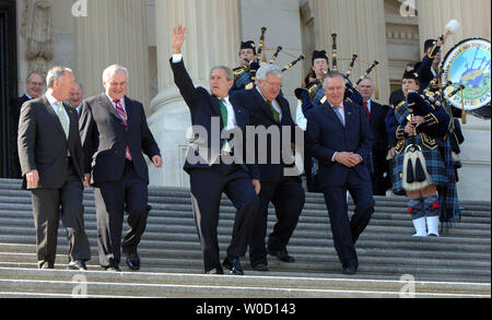 Il Ministro degli Esteri irlandese Dermot Ahern, il Primo Ministro irlandese Bertie Ahern, U.S. Il Presidente George W Bush, House Speaker Dennis Hastert, R-Ill., e il Segretario di Stato britannico per l'Irlanda del Nord Peter Hain (L a R) a piedi giù per la fasi di Stati Uniti Capitol dopo l annuale il giorno di San Patrizio nel pranzo a Washington il 16 marzo 2006. (UPI foto/Roger L. Wollenberg) Foto Stock