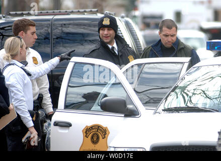 Un uomo non identificato viene arrestato da agenti dei servizi segreti che stavano rispondendo a un pacchetto di sospetti che si trovava sulla Casa Bianca motivi, Marzo 22, 2006. Il Presidente non è stata a suo residenti. (UPI foto/Kevin Dietsch) Foto Stock