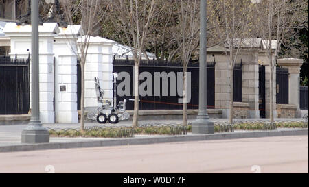 Un robot viene inviato in per rimuovere un pacchetto sospetto che si trovava sulla Casa Bianca motivi su Marzo 22, 2006. Il Presidente non è stato presso il residence. (UPI foto/Kevin Dietsch) Foto Stock