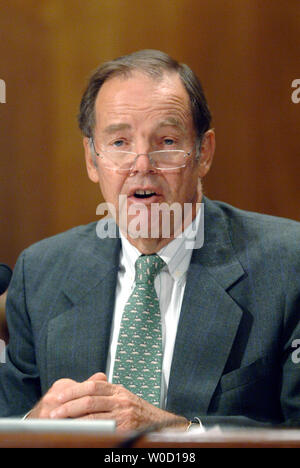 L ex governatore del New Jersey e Presidente del 9/11 Commissione Thomas Kean testimonia prima di un Senato Sottocommissione Permanente sulle indagini audizione sul nucleare e radiologica minacce per gli Stati Uniti, a Washington il 28 marzo 2006 (UPI foto/Kevin Dietsch) Foto Stock