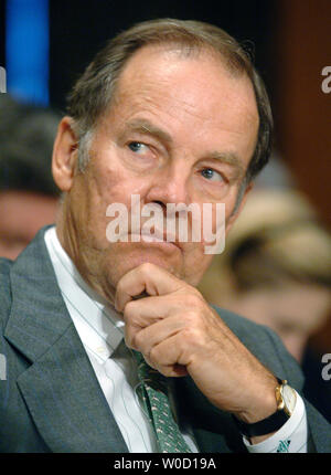 L ex governatore del New Jersey e Presidente del 9/11 Commissione Thomas Kean testimonia prima di un Senato Sottocommissione Permanente sulle indagini audizione sul nucleare e radiologica minacce per gli Stati Uniti, a Washington il 28 marzo 2006 (UPI foto/Kevin Dietsch) Foto Stock