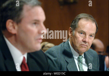 L ex governatore del New Jersey e Presidente del 9/11 Commissione Thomas Kean testimonia prima di un Senato Sottocommissione Permanente sulle indagini audizione sul nucleare e radiologica minacce per gli Stati Uniti, a Washington il 28 marzo 2006 (UPI foto/Kevin Dietsch) Foto Stock