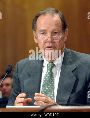 L ex governatore del New Jersey e Presidente del 9/11 Commissione Thomas Kean testimonia prima di un Senato Sottocommissione Permanente sulle indagini audizione sul nucleare e radiologica minacce per gli Stati Uniti, a Washington il 28 marzo 2006 (UPI foto/Kevin Dietsch) Foto Stock