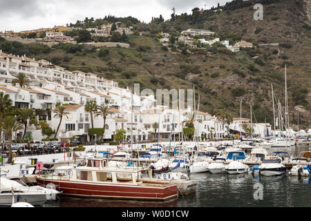 Il porto di Puerto deportivo Marina del Este appena fuori almuncar laterale a La Herradura, Granada, Spagna Foto Stock