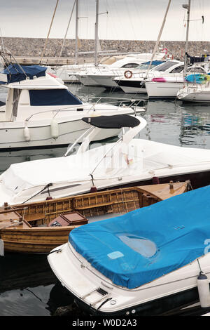 Il porto di Puerto deportivo Marina del Este appena fuori almuncar laterale a La Herradura, Granada, Spagna Foto Stock