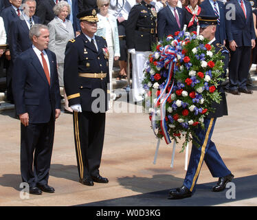 Il Presidente degli Stati Uniti George Bush e il comandante del distretto militare di Washington (MDW) Maggiore Generale Guy C. Swann III sono presentate con una ghirlanda di essere luoghi dell'Ignoto saldature, presso il Cimitero Nazionale di Arlington in Arlington, Virginia, il 29 maggio 2006. Il Presidente e la first lady erano ad Arlington per l annuale Memorial Giornata di commemorazione in onore di caduti gli eroi americani. (UPI foto/Kevin Dietschl) Foto Stock