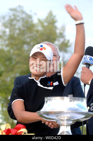 Se Ri Pak di Seoul, Corea onde per la folla dopo aver tenuto il primo posto il McDonald LPGA Championship, in Havre De Grace, Maryland il 8 giugno 2006. Pak ha vinto dopo aver sconfitto Karrie Webb in una morte improvvisa extra turno, dopo che i due sono stati legati con otto sotto il par. (UPI foto/Kevin Dietsch) Foto Stock