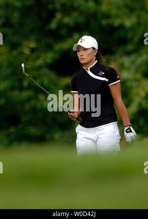 Se Ri Pak di Seoul, Corea guarda i drive off del XVII SCATOLA A T, durante il round finale del McDonald LPGA Championship, in Havre De Grace, Maryland il 8 giugno 2006. Pak ha preso il primo posto nel torneo, dopo aver sconfitto Karrie Webb in una morte improvvisa extra turno, dopo che i due sono stati legati con otto sotto il par. (UPI foto/Kevin Dietsch) Foto Stock